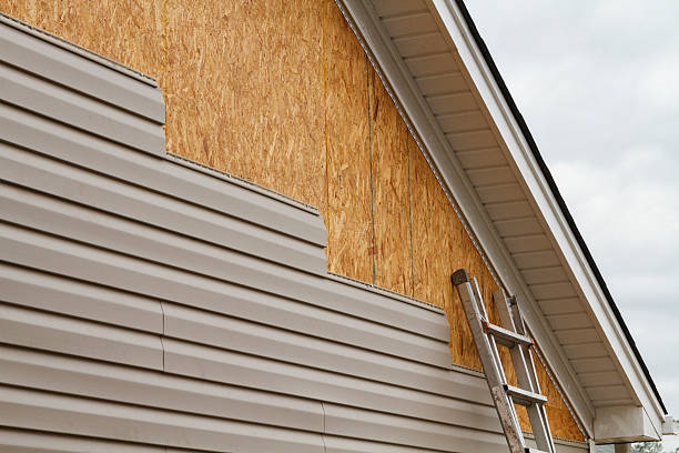 Professional Siding Contractor technician working in Darien, IL